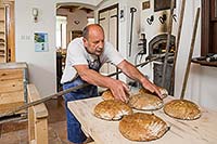 Hausgemachte Brotproduktion - Petráškův dvůr